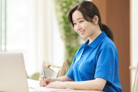 PCで勉強するスタッフの写真