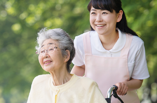 車椅子を押している介護士のイメージ